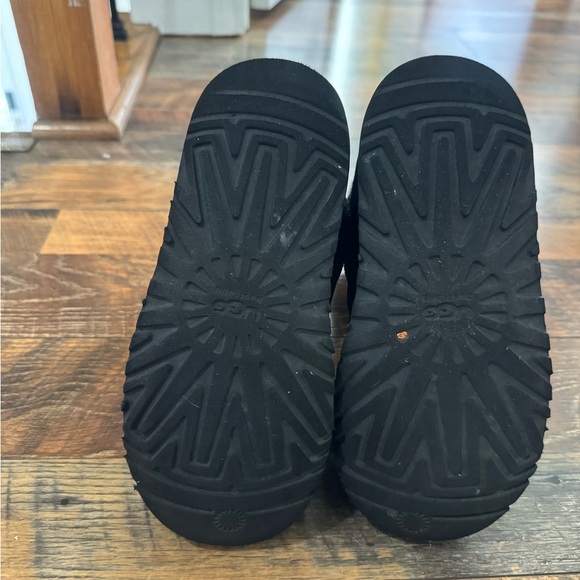 Ugg Australia Girls y5 Studded “Clovis” Boots. Black. - Picture 8 of 10